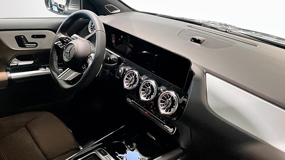 Mercedes-Benz GLA250 e 4 of 9