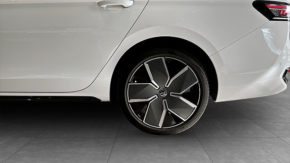 Volkswagen Passat 6 of 15