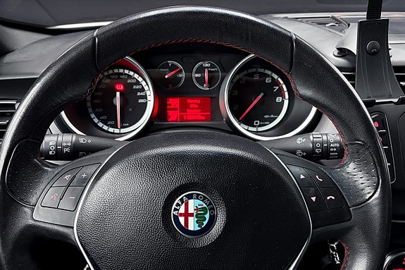Alfa Romeo Giulietta 12 of 18