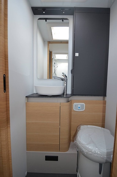 Adria Coral 670 DL 60Y - Fiat MultiJet3 140HP (103kW) HD 35L 12 of 17