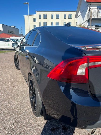 Volvo S60 4 of 5