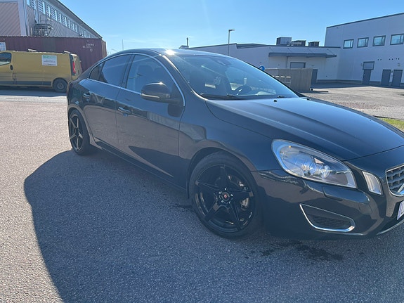 Volvo S60 3 of 5