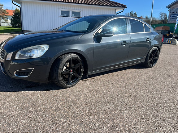 Volvo S60 2 of 5