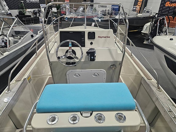 Boston Whaler 22 Outrage  med Suzuki DF200 2023 unik båt 6 of 12