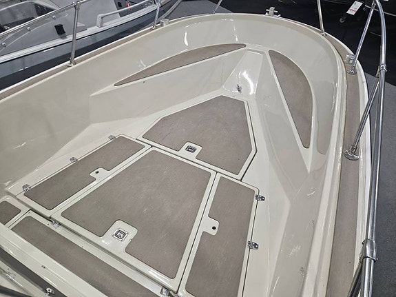 Boston Whaler 22 Outrage  med Suzuki DF200 2023 unik båt 7 of 12