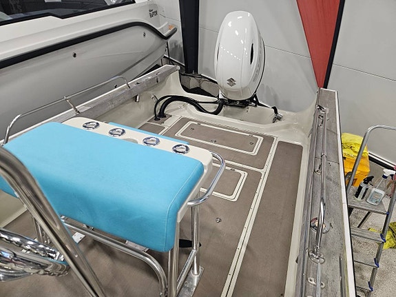 Boston Whaler 22 Outrage  med Suzuki DF200 2023 unik båt 12 of 12