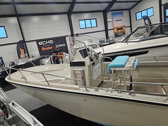 Boston Whaler 22 Outrage  med Suzuki DF200 2023 unik båt 9 of 12
