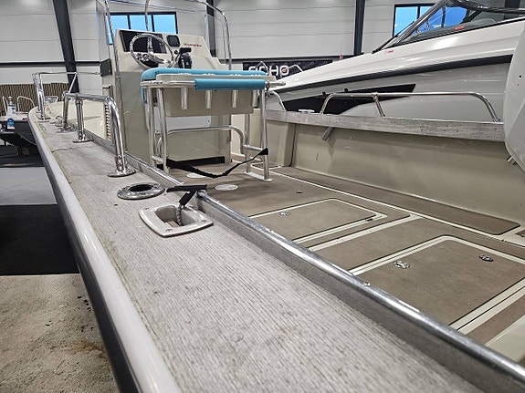 Boston Whaler 22 Outrage  med Suzuki DF200 2023 unik båt 5 of 12