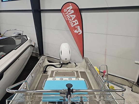 Boston Whaler 22 Outrage  med Suzuki DF200 2023 unik båt 10 of 12