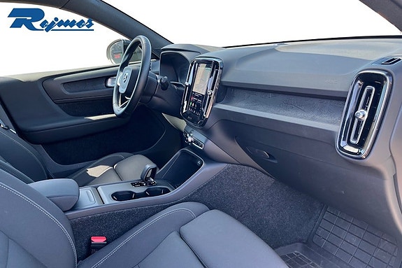 Volvo EX40 13 of 26