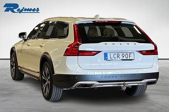 Volvo V90 Cross Country 2 of 5
