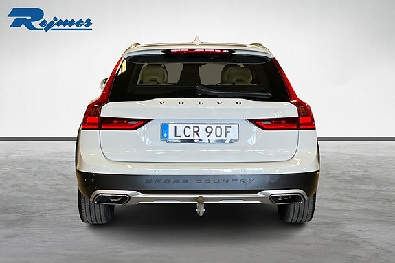 Volvo V90 Cross Country 3 of 5