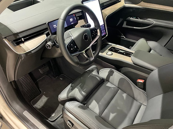 Volvo EX90 18 of 26