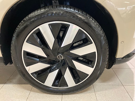 Volvo EX90 8 of 26