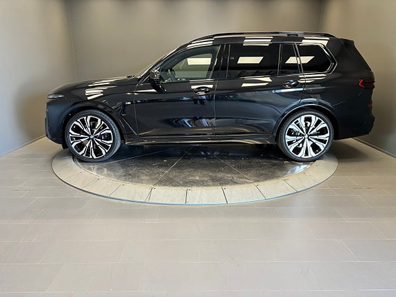 BMW X7 2 of 5