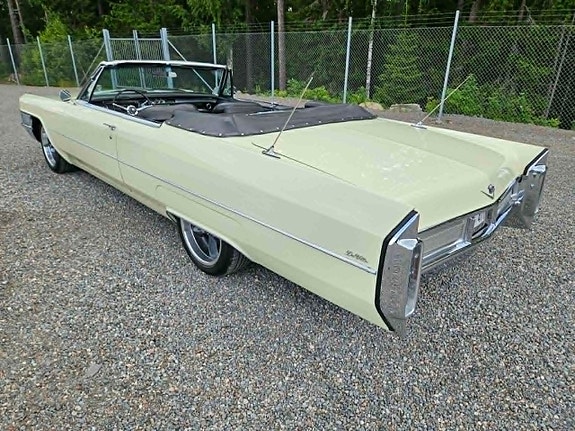 Cadillac Deville 8 of 15
