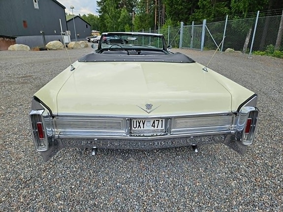 Cadillac Deville 7 of 15