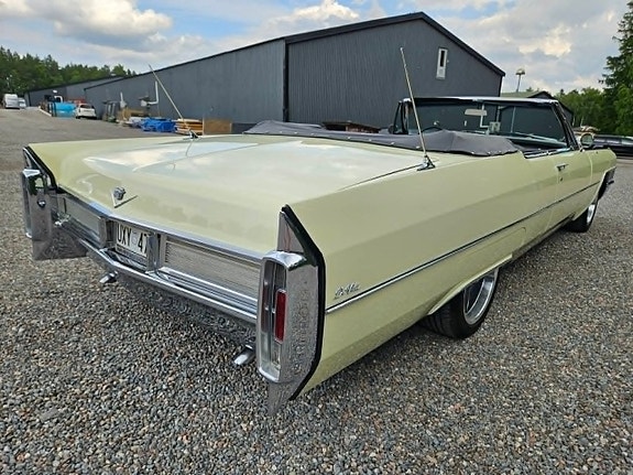 Cadillac Deville 6 of 15