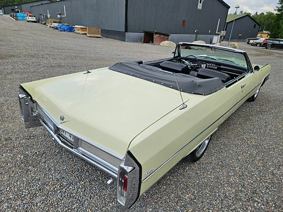 Cadillac Deville 5 of 15
