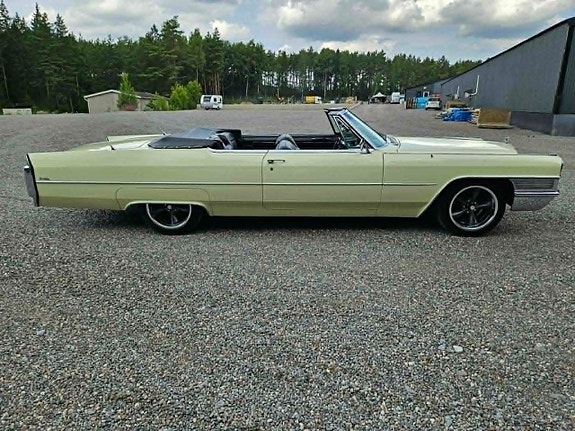 Cadillac Deville 4 of 15