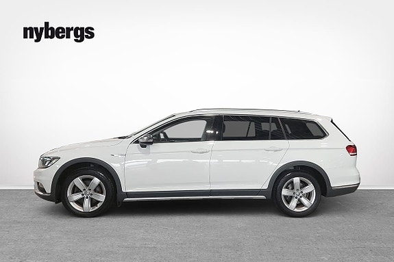 Volkswagen Passat Alltrack 2 of 5