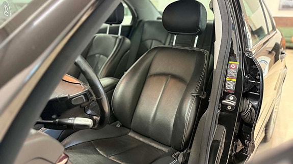 Mercedes-Benz E200 11 of 30