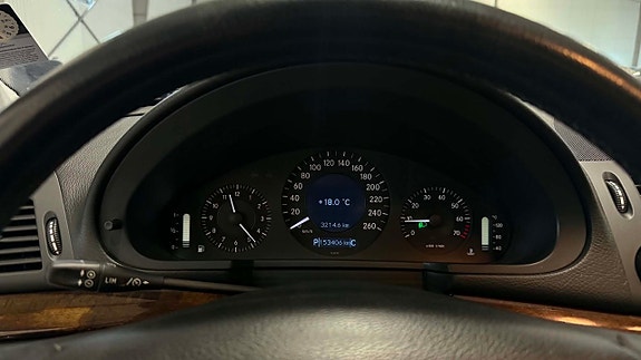 Mercedes-Benz E200 20 of 30
