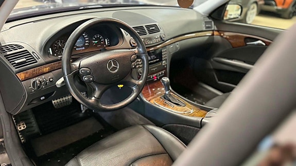 Mercedes-Benz E200 29 of 30