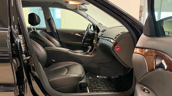 Mercedes-Benz E200 18 of 30