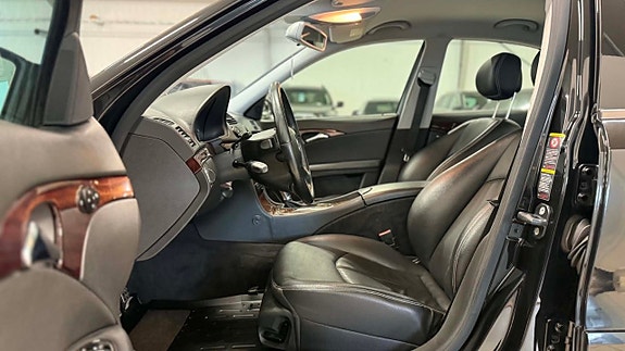 Mercedes-Benz E200 25 of 30