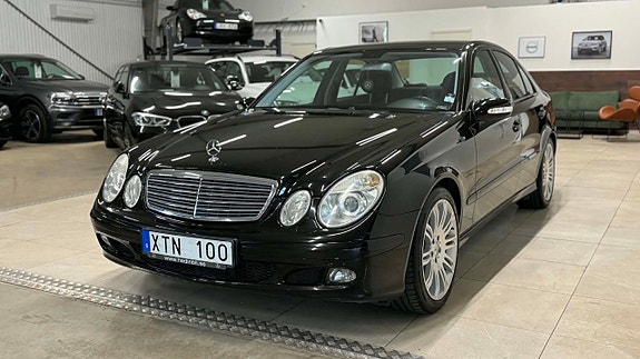 Mercedes-Benz E200 4 of 5