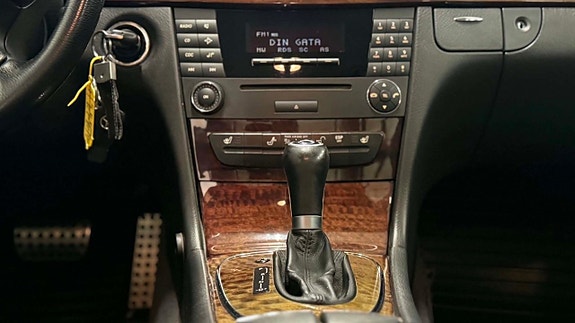 Mercedes-Benz E200 28 of 30