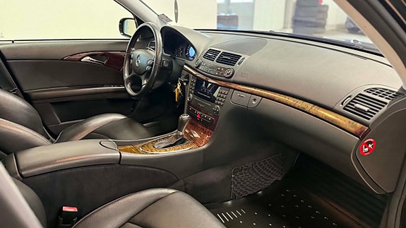 Mercedes-Benz E200 27 of 30