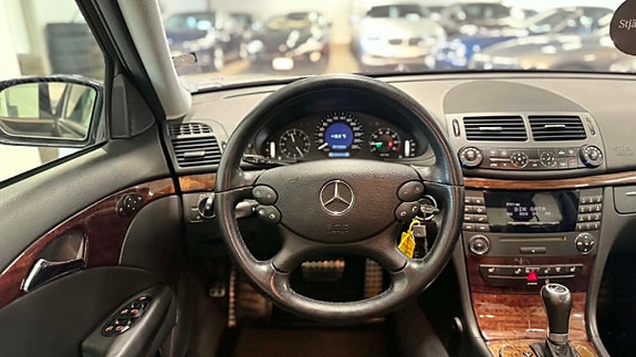 Mercedes-Benz E200 23 of 30
