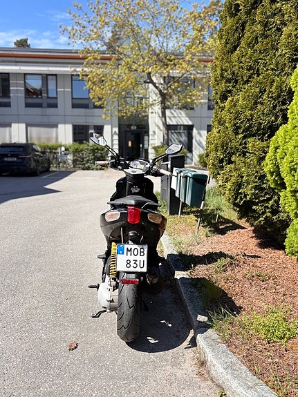 Aprilia SR50 2 of 4