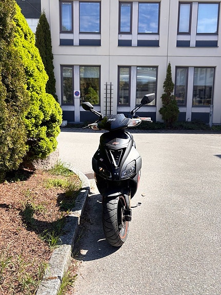 Aprilia SR50 3 of 4