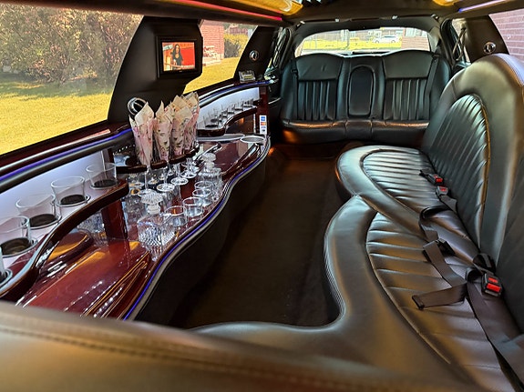 Lincoln Town Car 4 of 5