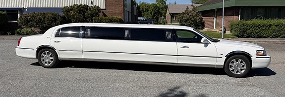 Lincoln Town Car 7 of 19