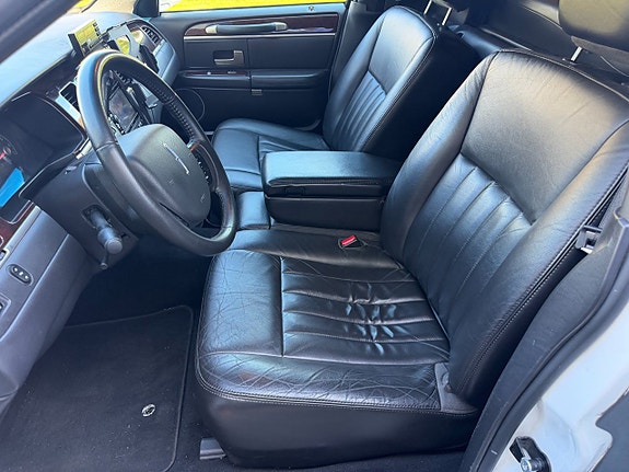Lincoln Town Car 12 of 19