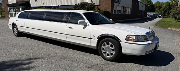 Lincoln Town Car 6 of 19