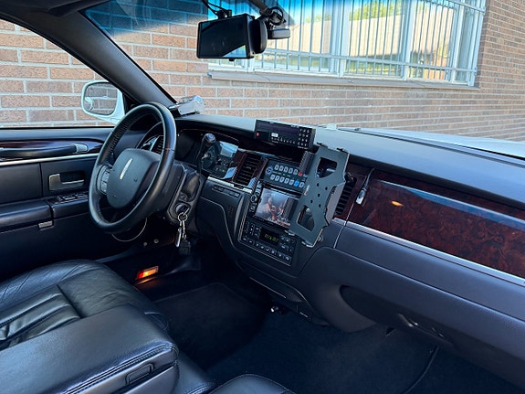 Lincoln Town Car 15 of 19