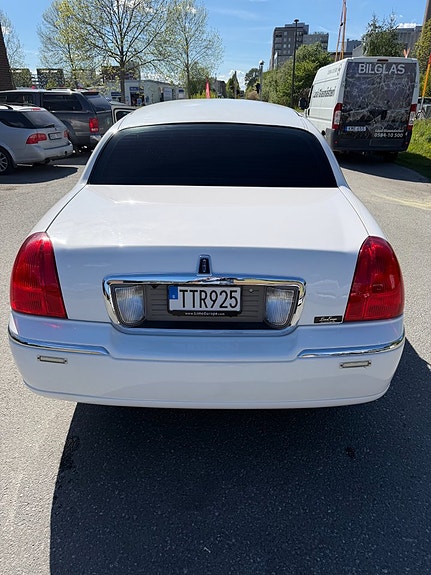 Lincoln Town Car 11 of 19