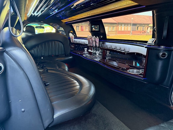 Lincoln Town Car 5 of 5