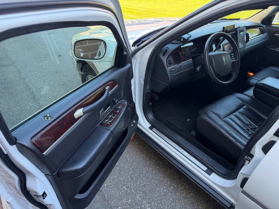 Lincoln Town Car 14 of 19
