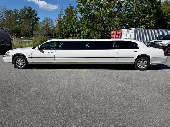 Lincoln Town Car 2 of 5