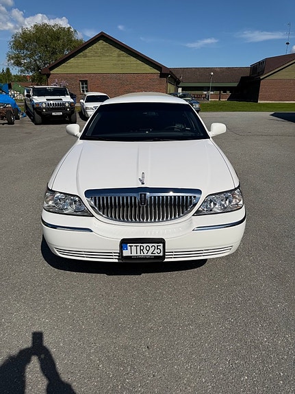 Lincoln Town Car 10 of 19