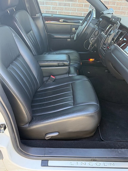 Lincoln Town Car 13 of 19
