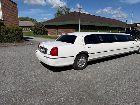 Lincoln Town Car 8 of 19