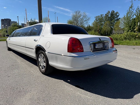 Lincoln Town Car 9 of 19