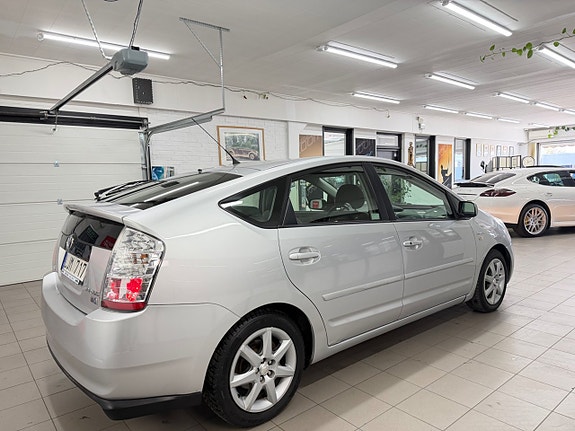 Toyota Prius 5 of 5